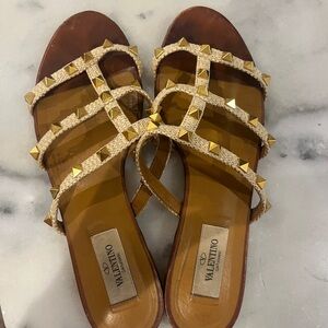 Valentino Garavani Rockstud Slide Sandals - Tan Natural Raffia